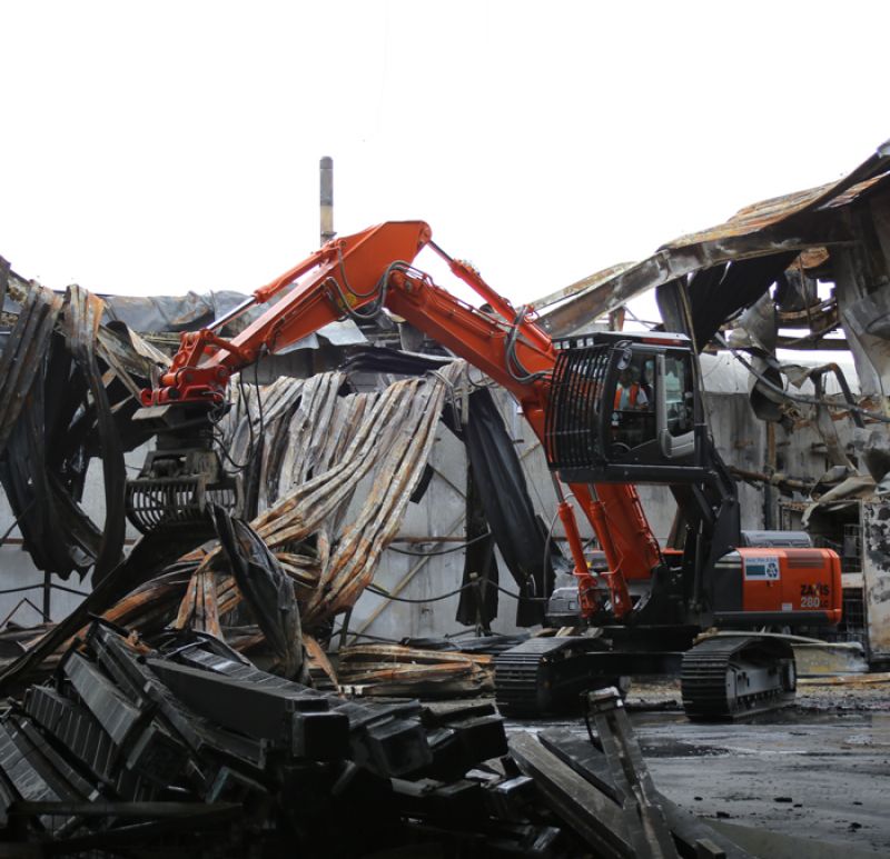 Abriss nach Brand einer Lagerhalle